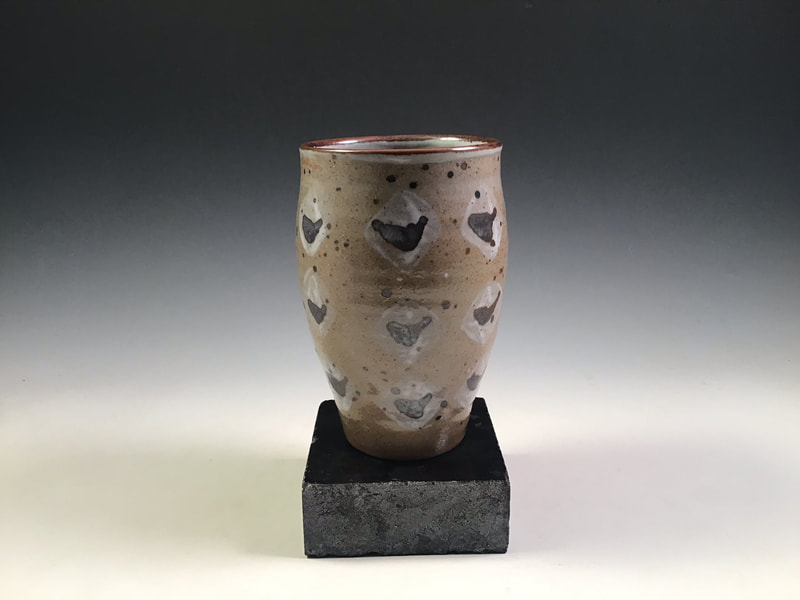 Cylindrical Vase, decorated with Hakeme slip and iron oxide. 4.75” tall. Signed.
$68 Includes shipping to the lower 48.
Contact Simon at: simonleachpottery@gmail.com